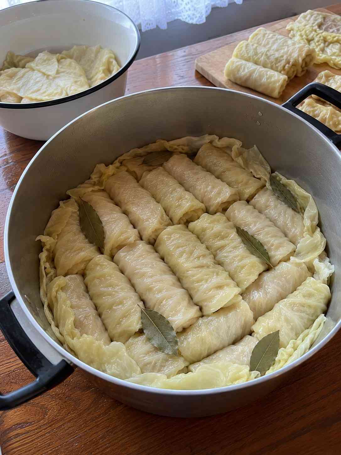 Arranging Sarma in a cooking pot